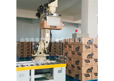 箱裝飲品碼垛機(jī)械手 智能碼垛機(jī)器人調(diào)試現(xiàn)場