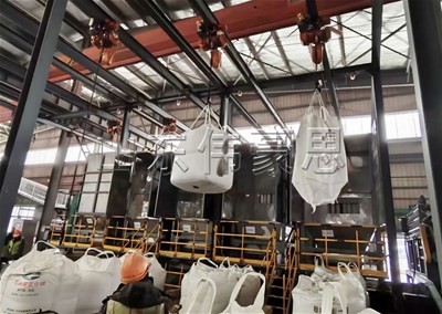 氧化鎂自動噸袋拆袋機(jī)解決了哪些問題？